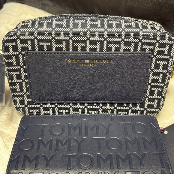 Tommy Hilfiger Embossed Navy Wallet and Monogram Pouch - Picture 2 of 8